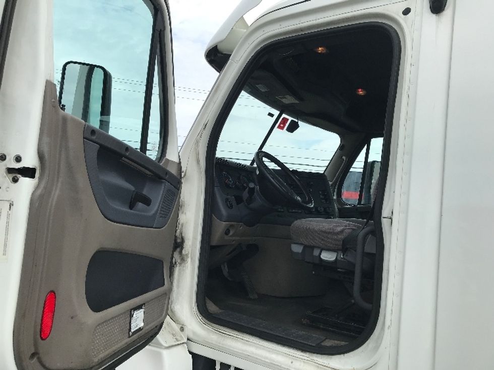 Day Cab Tractor-Heavy Duty Tractors-Freightliner-2018-Cascadia 12564ST-Scarborough-ME-596,683\n\t\tmiles-$ 29,750 - Image 9