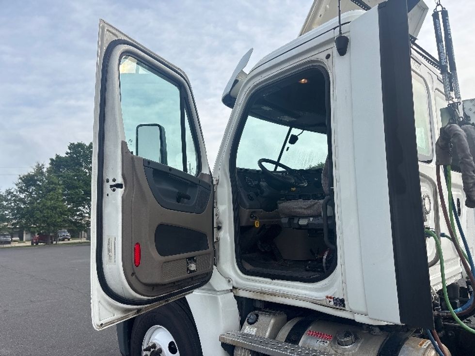 Day Cab Tractor-Heavy Duty Tractors-Freightliner-2018-Cascadia 12564ST-Shreveport-LA-404,706\n\t\tmiles-$ 40,500 - Image 9