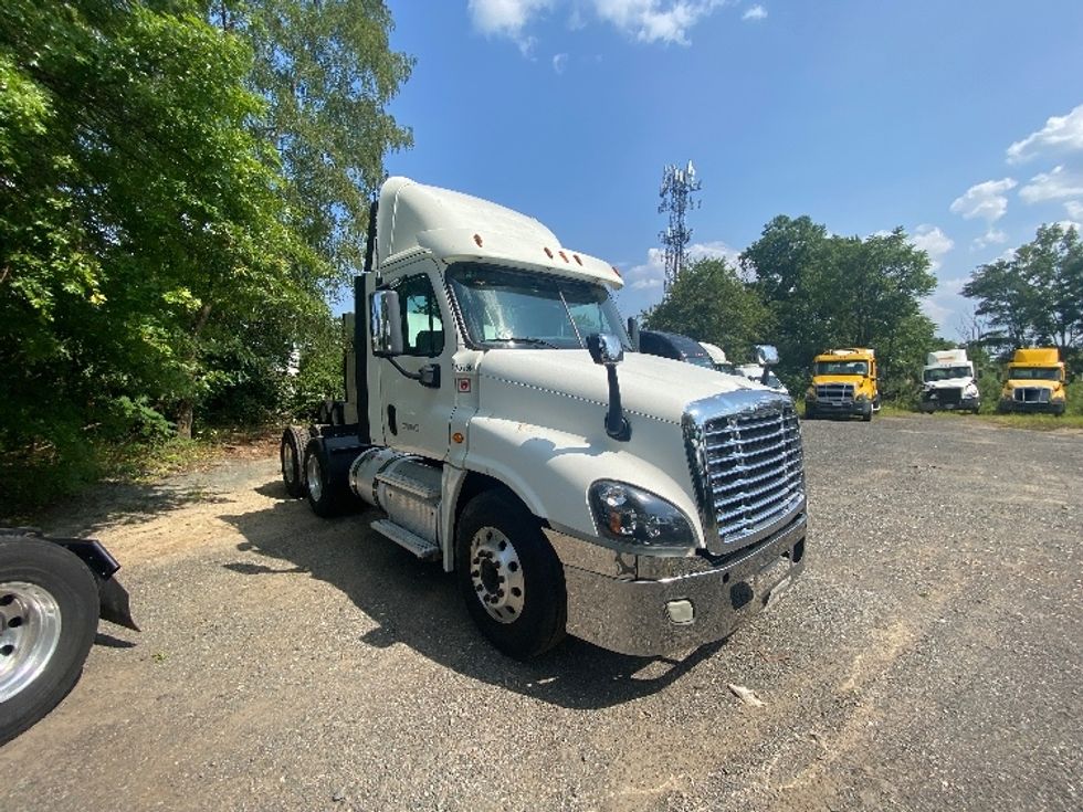 Day Cab Tractor-Heavy Duty Tractors-Freightliner-2018-Cascadia 12564ST-South Plainfield-NJ-400,879\n\t\tmiles-$ 41,750 - Image 1