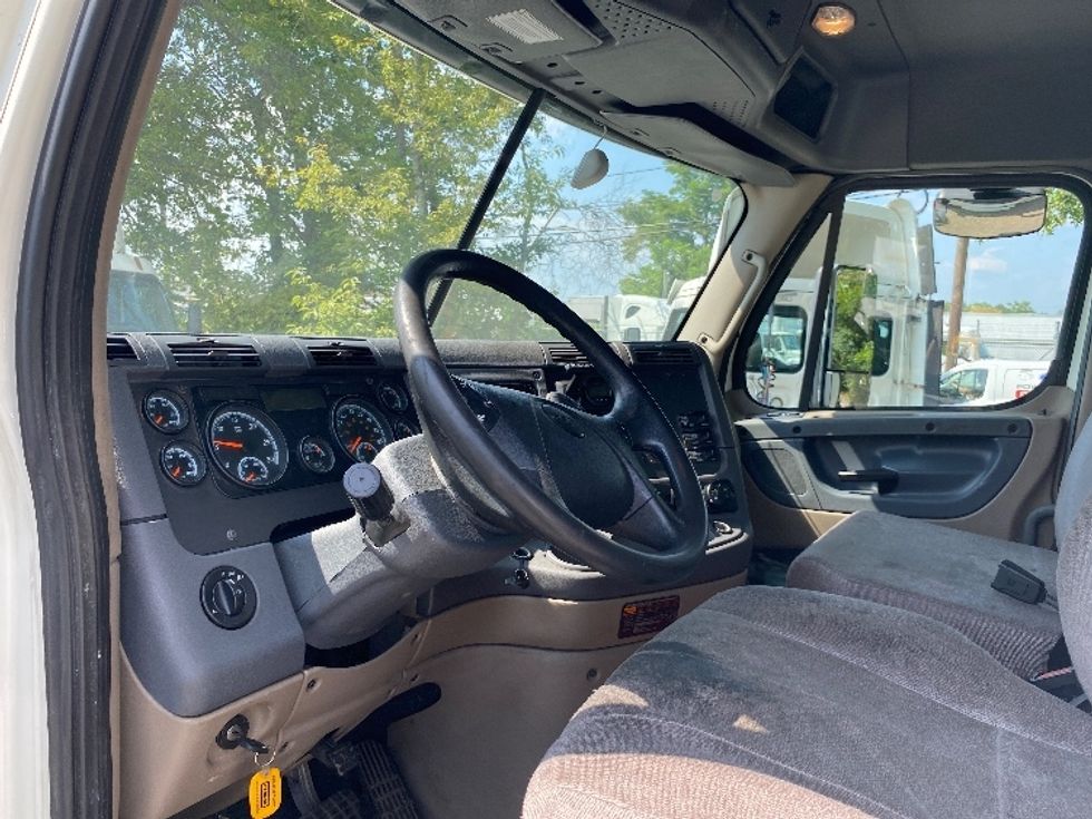 Day Cab Tractor-Heavy Duty Tractors-Freightliner-2018-Cascadia 12564ST-South Plainfield-NJ-400,879\n\t\tmiles-$ 41,750 - Image 10