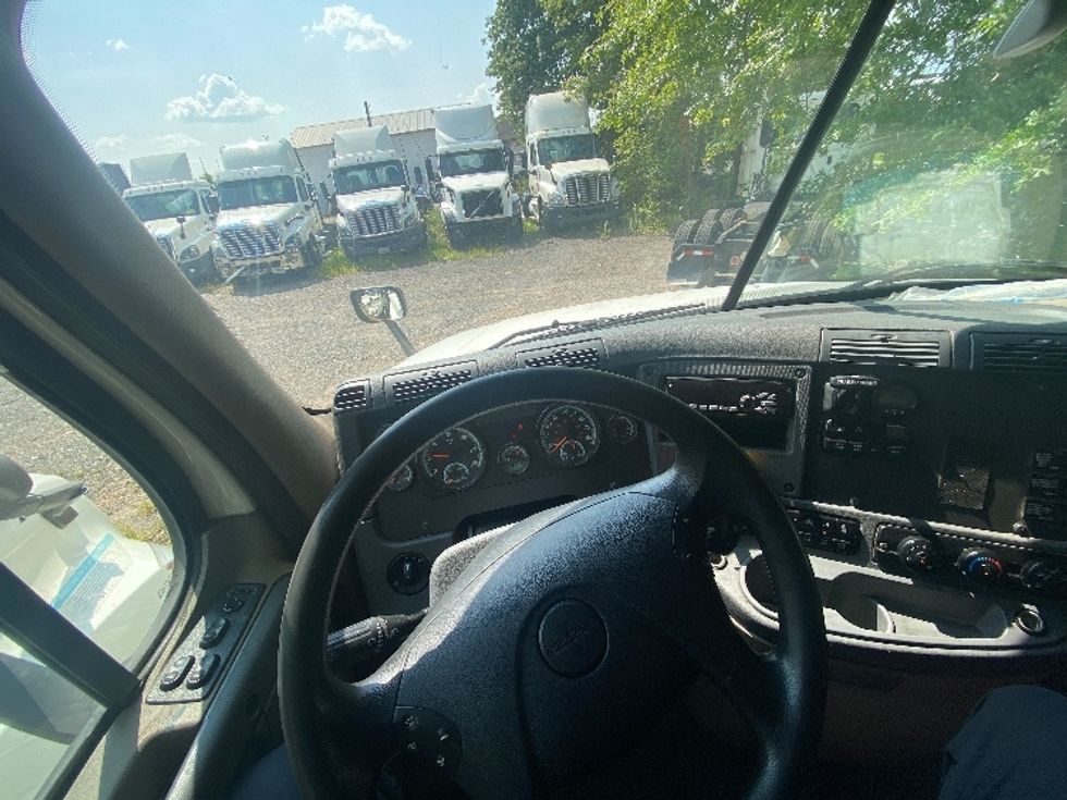 Day Cab Tractor-Heavy Duty Tractors-Freightliner-2018-Cascadia 12564ST-South Plainfield-NJ-400,879\n\t\tmiles-$ 41,750 - Image 11