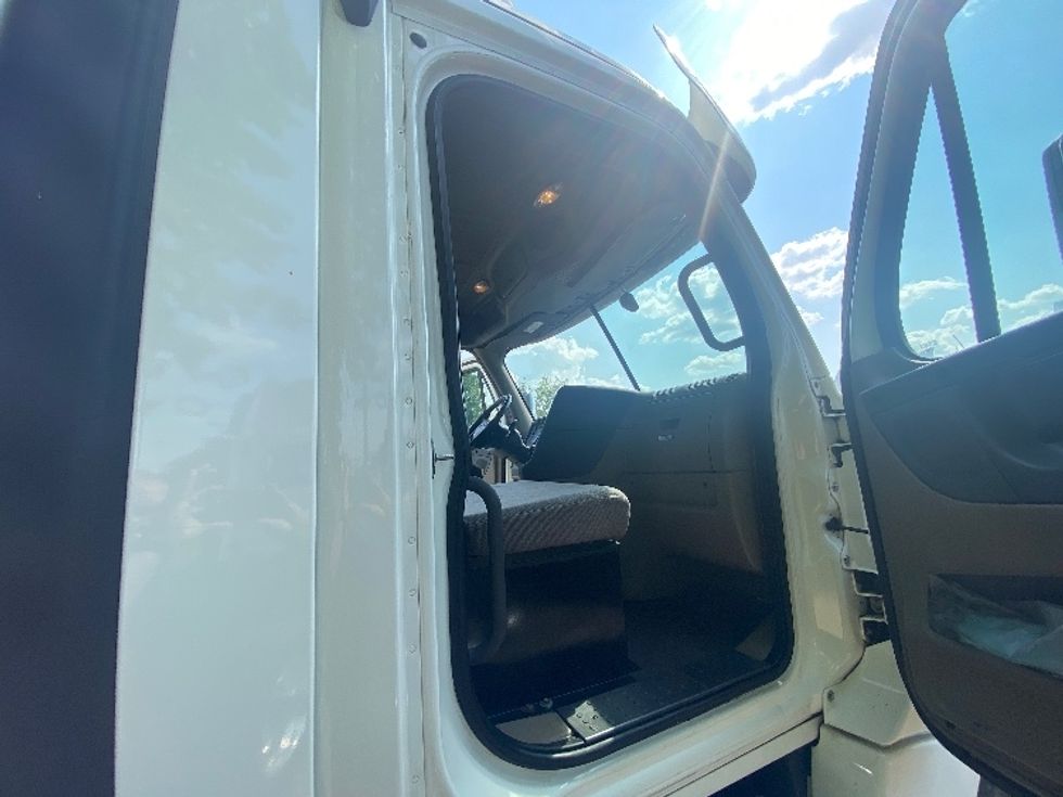 Day Cab Tractor-Heavy Duty Tractors-Freightliner-2018-Cascadia 12564ST-South Plainfield-NJ-400,879\n\t\tmiles-$ 41,750 - Image 12