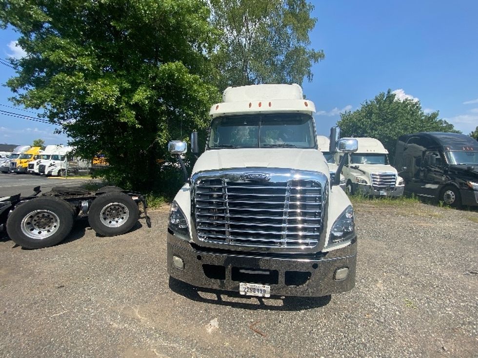 Day Cab Tractor-Heavy Duty Tractors-Freightliner-2018-Cascadia 12564ST-South Plainfield-NJ-400,879\n\t\tmiles-$ 41,750 - Image 2