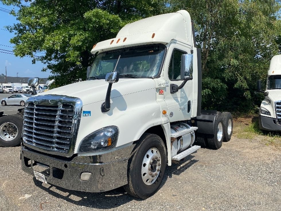 Day Cab Tractor-Heavy Duty Tractors-Freightliner-2018-Cascadia 12564ST-South Plainfield-NJ-400,879\n\t\tmiles-$ 41,750 - Image 3