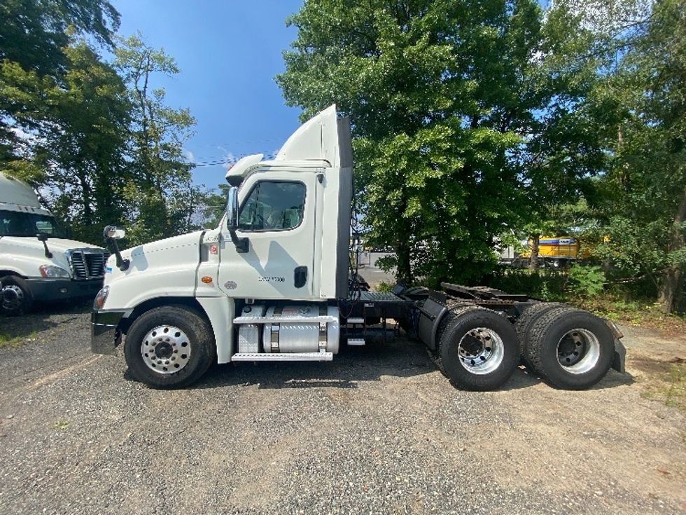 Day Cab Tractor-Heavy Duty Tractors-Freightliner-2018-Cascadia 12564ST-South Plainfield-NJ-400,879\n\t\tmiles-$ 41,750 - Image 4