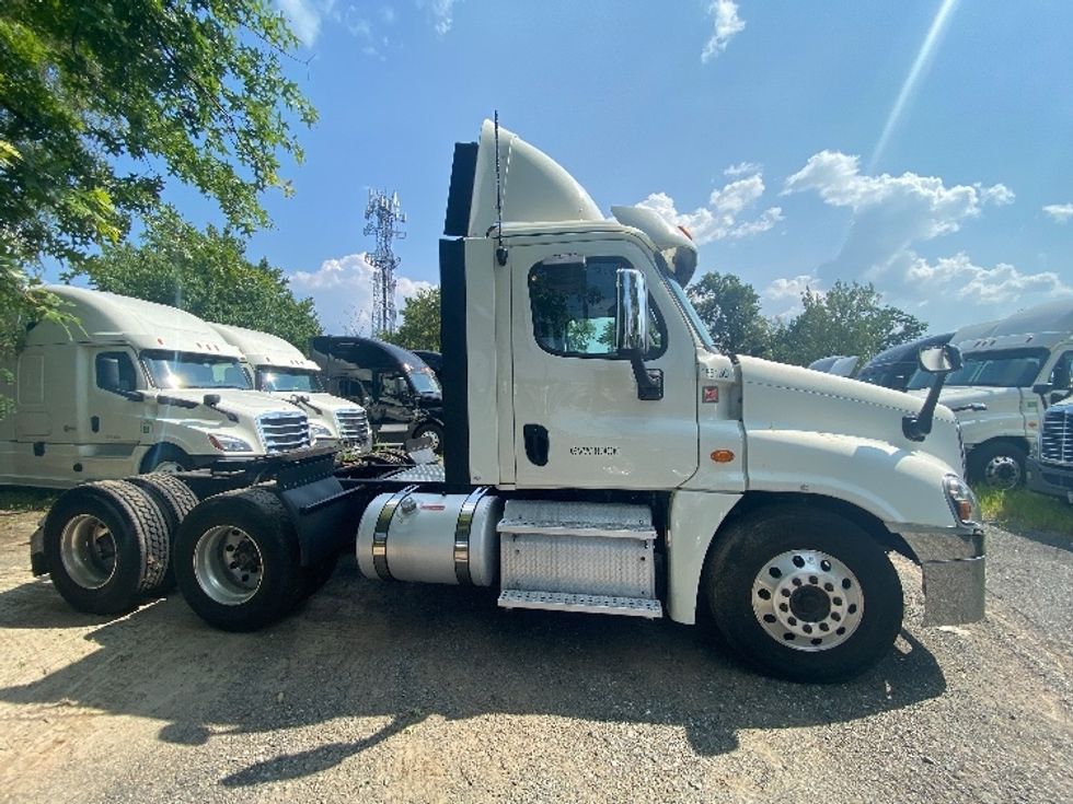 Day Cab Tractor-Heavy Duty Tractors-Freightliner-2018-Cascadia 12564ST-South Plainfield-NJ-400,879\n\t\tmiles-$ 41,750 - Image 8