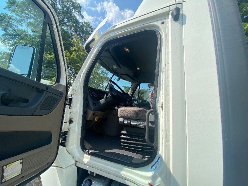 Day Cab Tractor-Heavy Duty Tractors-Freightliner-2018-Cascadia 12564ST-South Plainfield-NJ-400,879\n\t\tmiles-$ 41,750 - Image 9