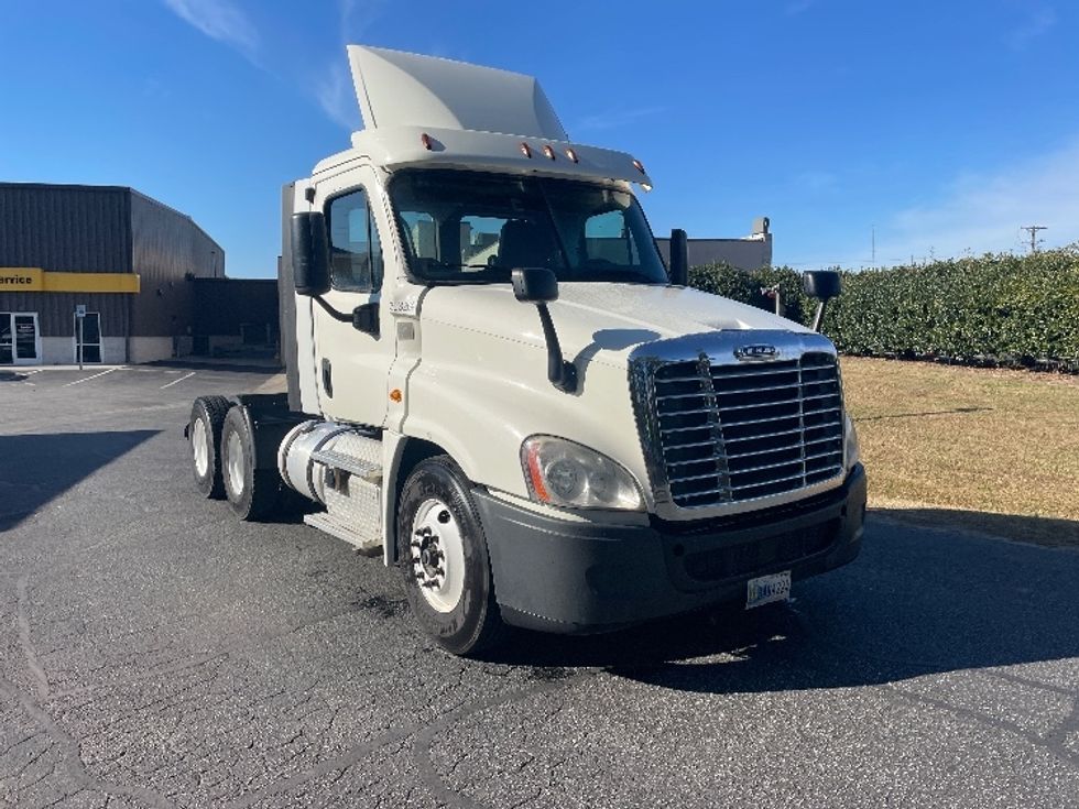 Day Cab Tractor-Heavy Duty Tractors-Freightliner-2018-Cascadia 12564ST-Spartanburg-SC-321,132\n\t\tmiles-$ 43,250 - Image 1