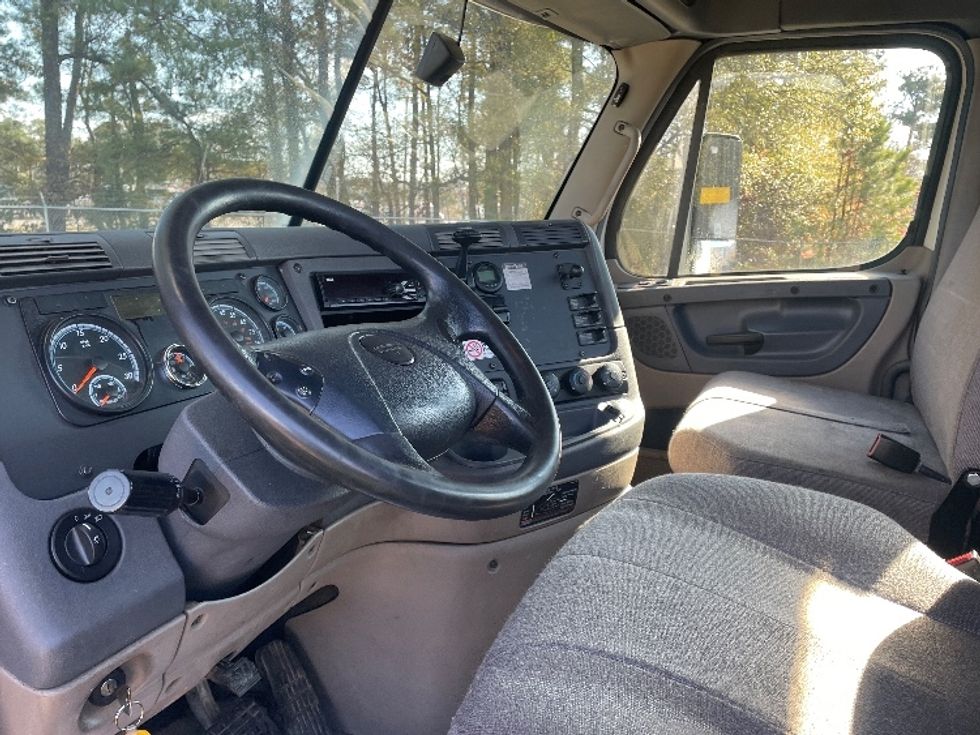 Day Cab Tractor-Heavy Duty Tractors-Freightliner-2018-Cascadia 12564ST-Spartanburg-SC-321,132\n\t\tmiles-$ 43,250 - Image 10