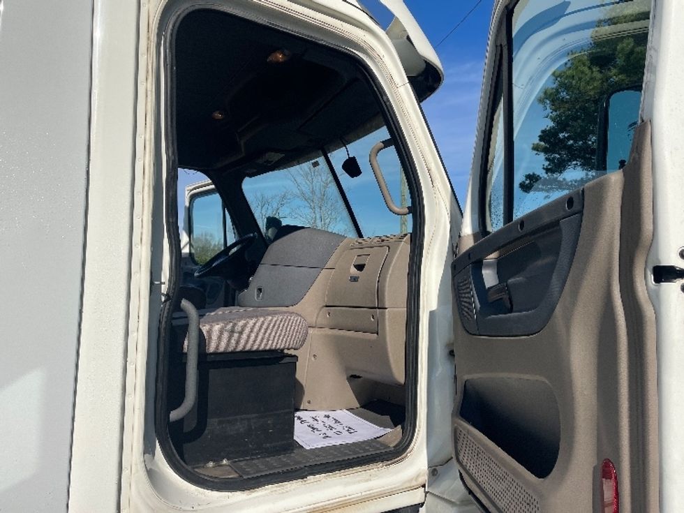 Day Cab Tractor-Heavy Duty Tractors-Freightliner-2018-Cascadia 12564ST-Spartanburg-SC-321,132\n\t\tmiles-$ 43,250 - Image 12