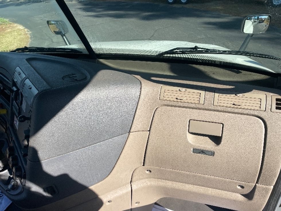 Day Cab Tractor-Heavy Duty Tractors-Freightliner-2018-Cascadia 12564ST-Spartanburg-SC-321,132\n\t\tmiles-$ 43,250 - Image 13