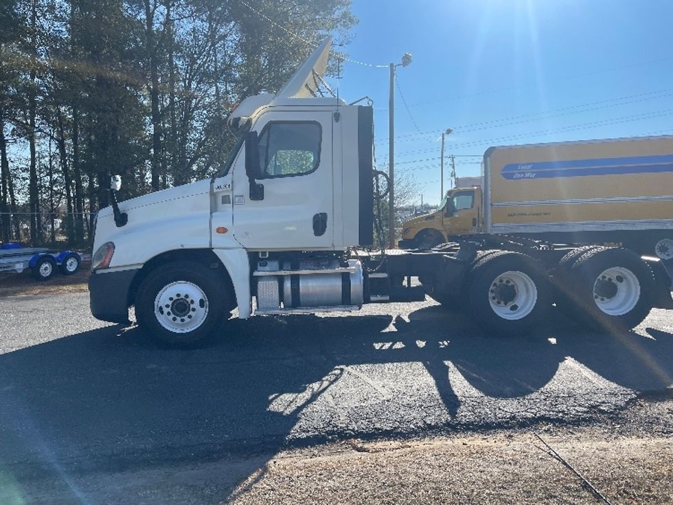 Day Cab Tractor-Heavy Duty Tractors-Freightliner-2018-Cascadia 12564ST-Spartanburg-SC-321,132\n\t\tmiles-$ 43,250 - Image 4