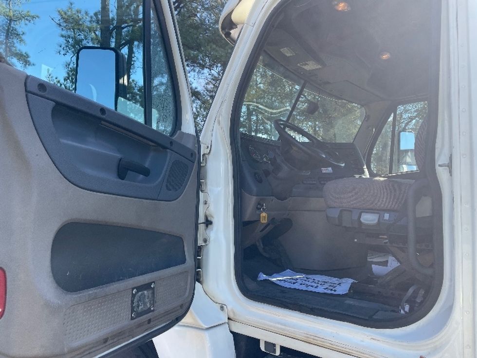 Day Cab Tractor-Heavy Duty Tractors-Freightliner-2018-Cascadia 12564ST-Spartanburg-SC-321,132\n\t\tmiles-$ 43,250 - Image 9