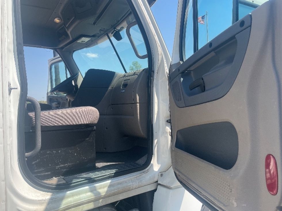 Day Cab Tractor-Heavy Duty Tractors-Freightliner-2018-Cascadia 12564ST-Statesville-NC-445,958\n\t\tmiles-$ 36,750 - Image 12