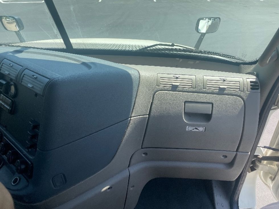 Day Cab Tractor-Heavy Duty Tractors-Freightliner-2018-Cascadia 12564ST-Statesville-NC-445,958\n\t\tmiles-$ 36,750 - Image 13