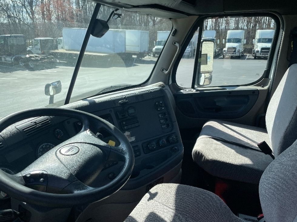 Day Cab Tractor-Heavy Duty Tractors-Freightliner-2018-Cascadia 12564ST-Statesville-NC-500,134\n\t\tmiles-$ 36,000 - Image 10