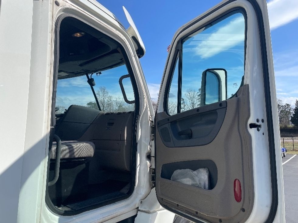 Day Cab Tractor-Heavy Duty Tractors-Freightliner-2018-Cascadia 12564ST-Statesville-NC-500,134\n\t\tmiles-$ 36,000 - Image 12