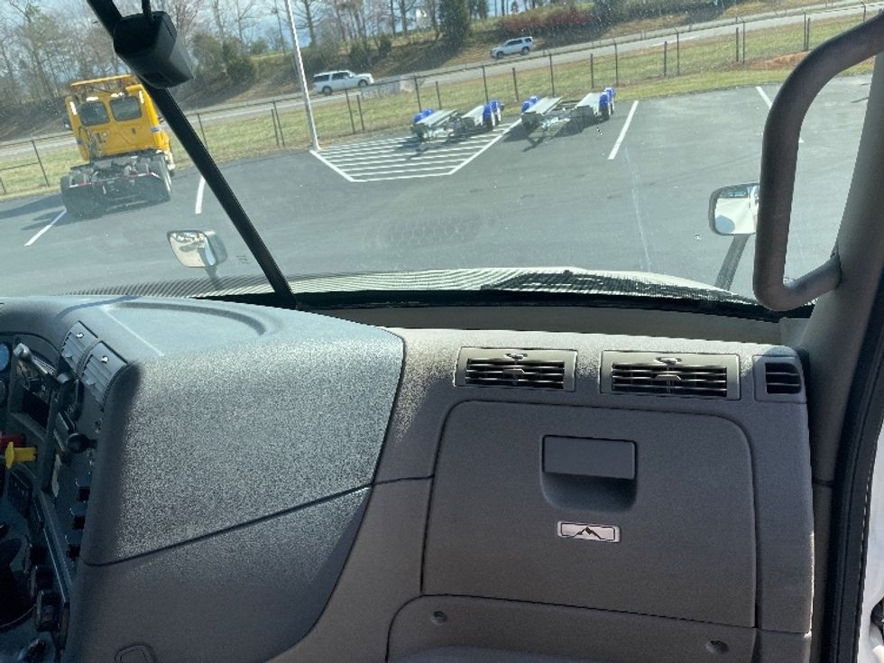 Day Cab Tractor-Heavy Duty Tractors-Freightliner-2018-Cascadia 12564ST-Statesville-NC-500,134\n\t\tmiles-$ 36,000 - Image 13