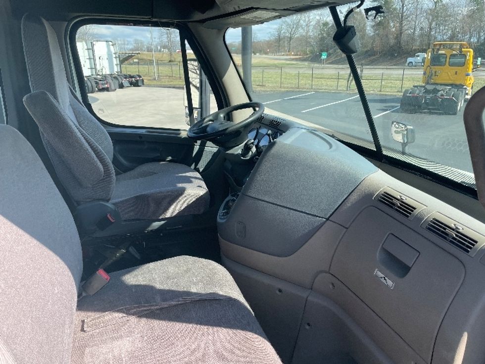 Day Cab Tractor-Heavy Duty Tractors-Freightliner-2018-Cascadia 12564ST-Statesville-NC-500,134\n\t\tmiles-$ 36,000 - Image 14