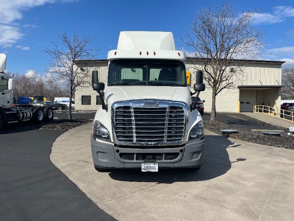 Day Cab Tractor-Heavy Duty Tractors-Freightliner-2018-Cascadia 12564ST-Statesville-NC-500,134\n\t\tmiles-$ 36,000 - Image 2