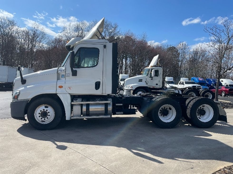 Day Cab Tractor-Heavy Duty Tractors-Freightliner-2018-Cascadia 12564ST-Statesville-NC-500,134\n\t\tmiles-$ 36,000 - Image 4