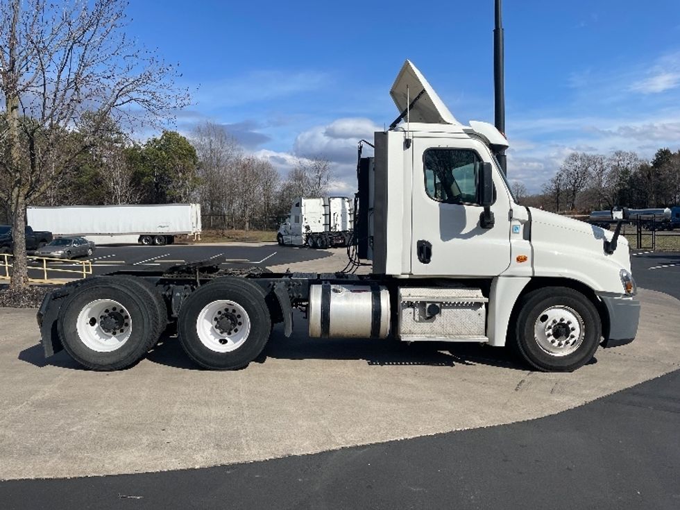 Day Cab Tractor-Heavy Duty Tractors-Freightliner-2018-Cascadia 12564ST-Statesville-NC-500,134\n\t\tmiles-$ 36,000 - Image 8