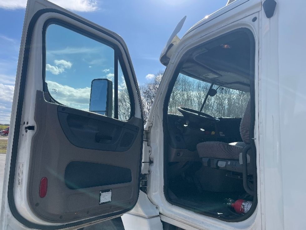 Day Cab Tractor-Heavy Duty Tractors-Freightliner-2018-Cascadia 12564ST-Statesville-NC-500,134\n\t\tmiles-$ 36,000 - Image 9