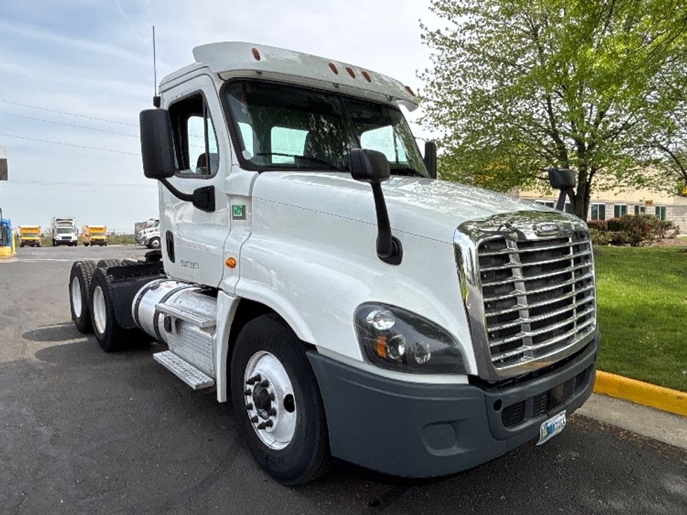 Day Cab Tractor-Heavy Duty Tractors-Freightliner-2018-Cascadia 12564ST-Sterling-VA-243,151\n\t\tmiles-$ 39,000 - Image 1