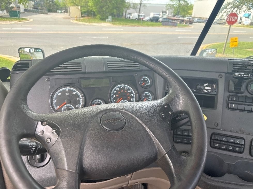 Day Cab Tractor-Heavy Duty Tractors-Freightliner-2018-Cascadia 12564ST-Sterling-VA-243,151\n\t\tmiles-$ 39,000 - Image 11