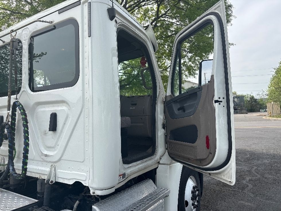 Day Cab Tractor-Heavy Duty Tractors-Freightliner-2018-Cascadia 12564ST-Sterling-VA-243,151\n\t\tmiles-$ 39,000 - Image 12