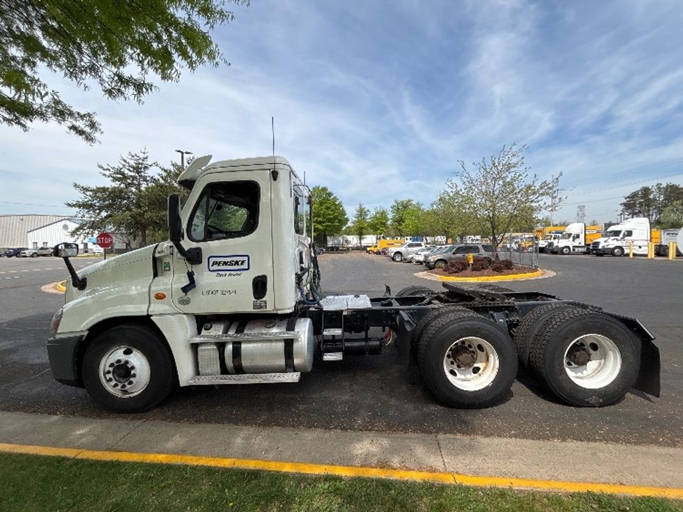 Day Cab Tractor-Heavy Duty Tractors-Freightliner-2018-Cascadia 12564ST-Sterling-VA-243,151\n\t\tmiles-$ 39,000 - Image 4