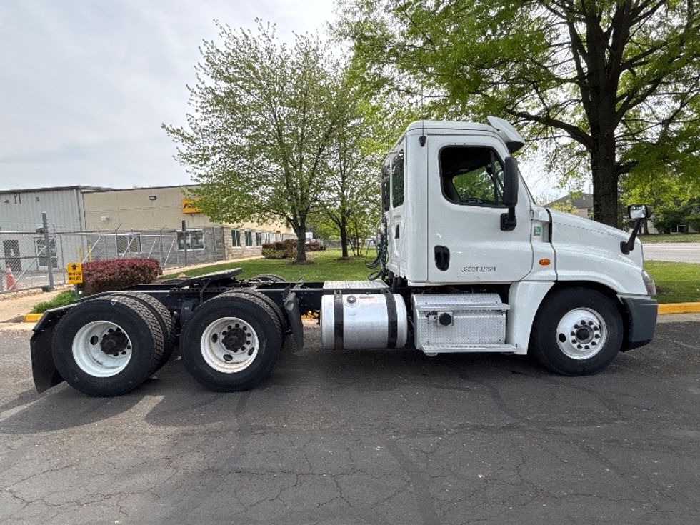 Day Cab Tractor-Heavy Duty Tractors-Freightliner-2018-Cascadia 12564ST-Sterling-VA-243,151\n\t\tmiles-$ 39,000 - Image 8