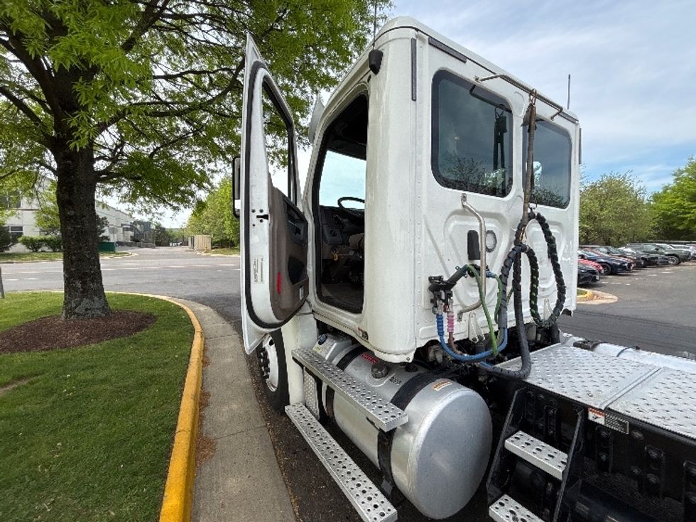 Day Cab Tractor-Heavy Duty Tractors-Freightliner-2018-Cascadia 12564ST-Sterling-VA-243,151\n\t\tmiles-$ 39,000 - Image 9