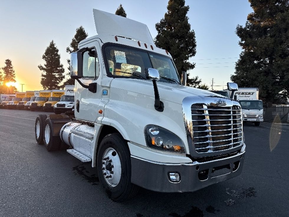 Day Cab Tractor-Heavy Duty Tractors-Freightliner-2018-Cascadia 12564ST-Stockton-CA-426,662\n\t\tmiles-$ 37,250 - Image 1