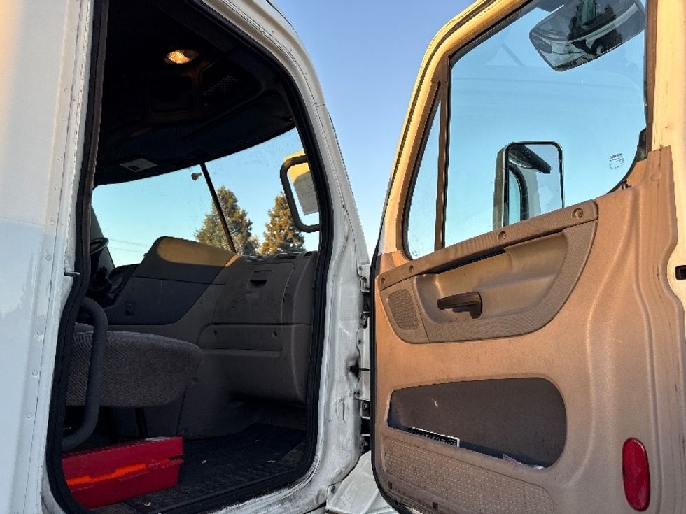 Day Cab Tractor-Heavy Duty Tractors-Freightliner-2018-Cascadia 12564ST-Stockton-CA-426,662\n\t\tmiles-$ 37,250 - Image 12