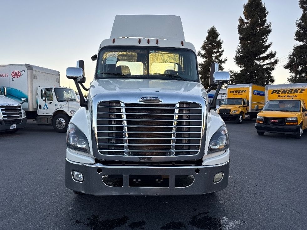 Day Cab Tractor-Heavy Duty Tractors-Freightliner-2018-Cascadia 12564ST-Stockton-CA-426,662\n\t\tmiles-$ 37,250 - Image 2