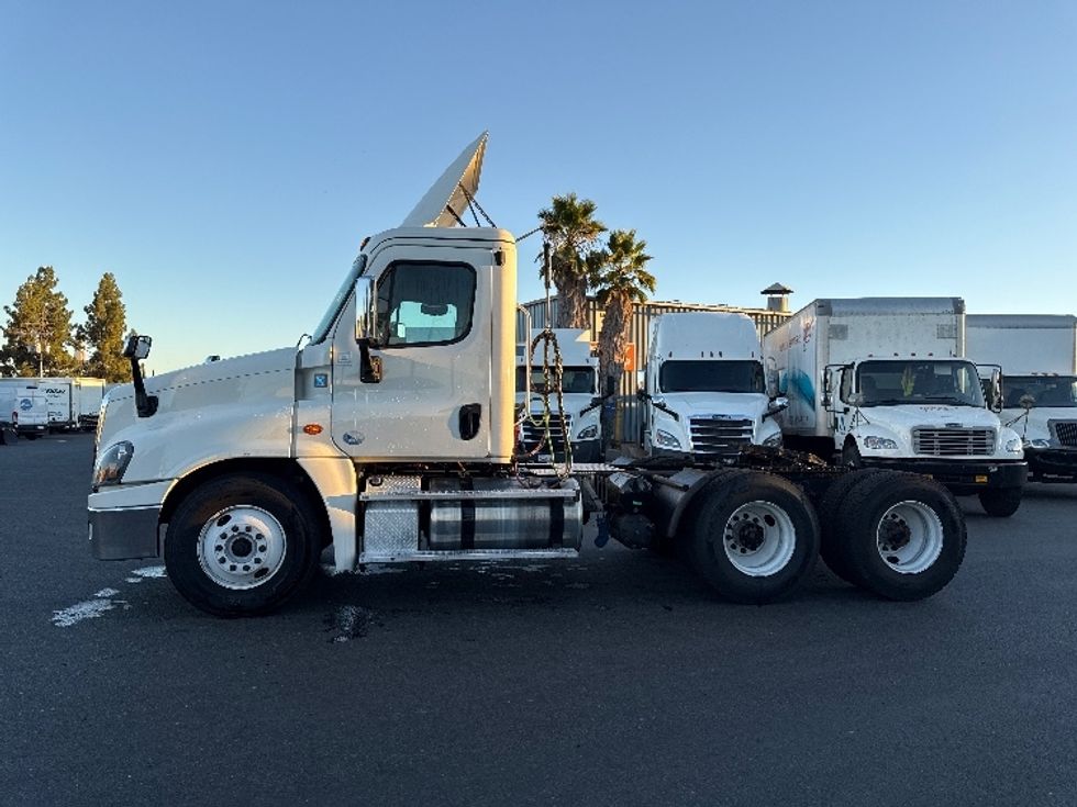 Day Cab Tractor-Heavy Duty Tractors-Freightliner-2018-Cascadia 12564ST-Stockton-CA-426,662\n\t\tmiles-$ 37,250 - Image 4