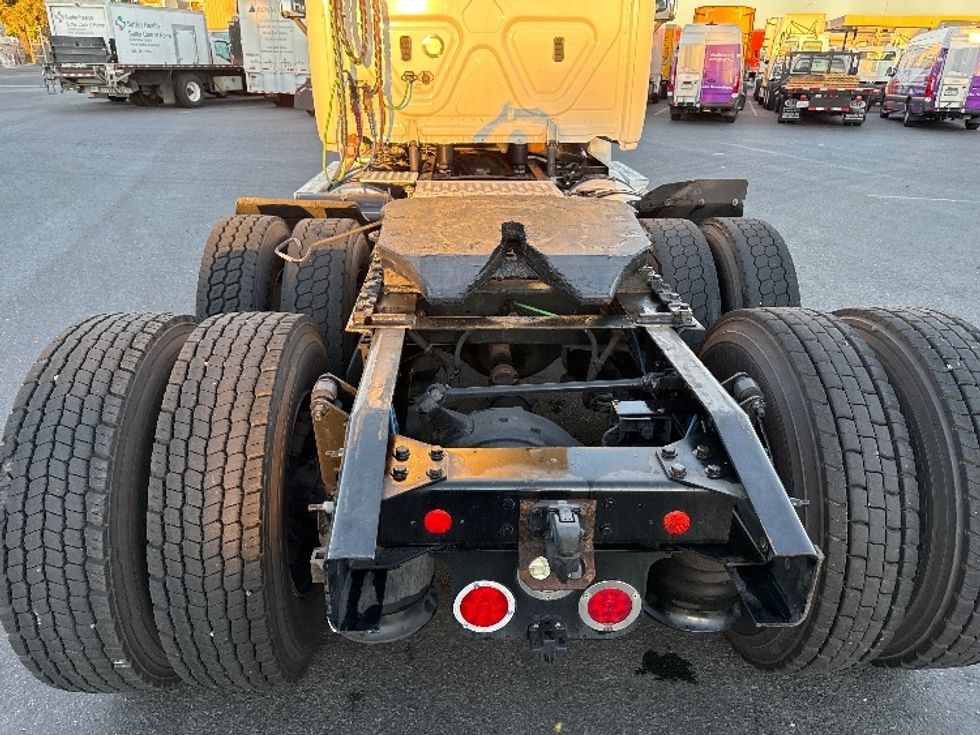 Day Cab Tractor-Heavy Duty Tractors-Freightliner-2018-Cascadia 12564ST-Stockton-CA-426,662\n\t\tmiles-$ 37,250 - Image 6