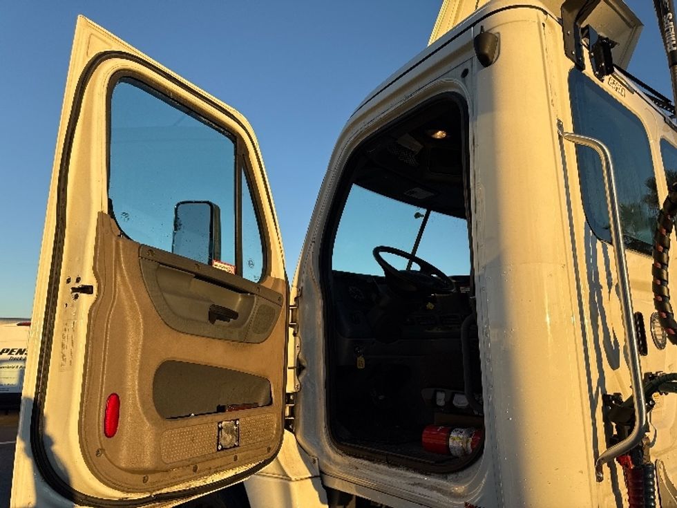 Day Cab Tractor-Heavy Duty Tractors-Freightliner-2018-Cascadia 12564ST-Stockton-CA-426,662\n\t\tmiles-$ 37,250 - Image 9