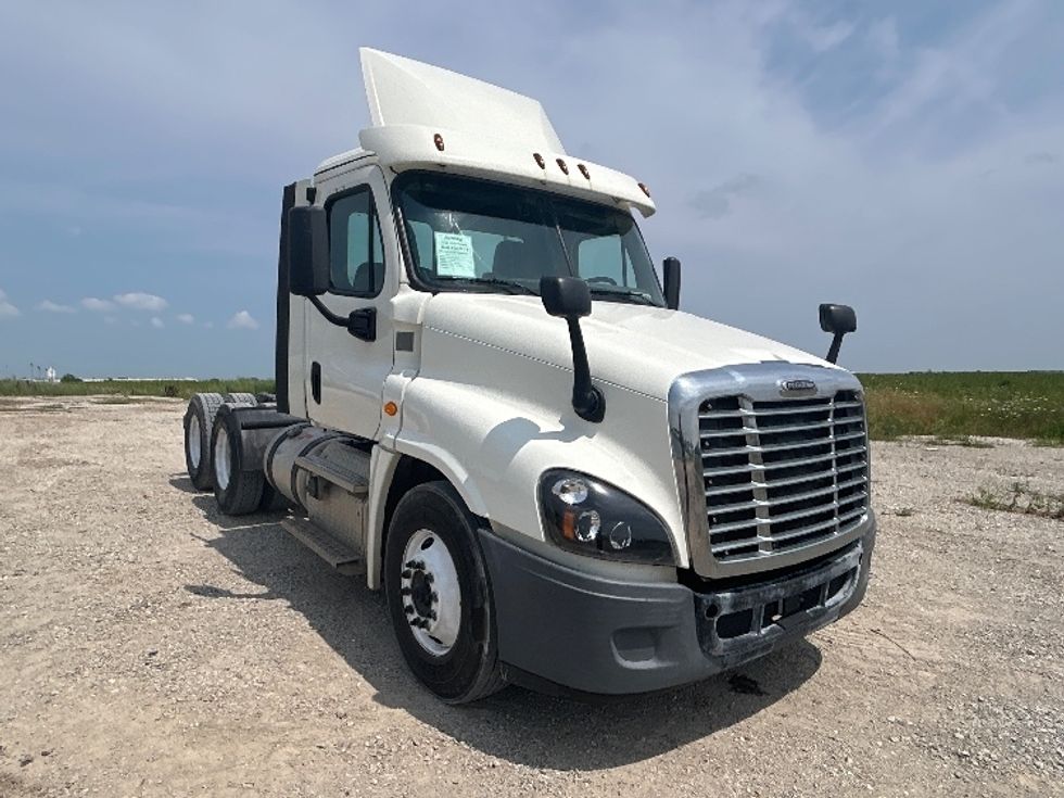 Day Cab Tractor-Heavy Duty Tractors-Freightliner-2018-Cascadia 12564ST-Sturtevant-WI-494,256\n\t\tmiles-$ 33,000 - Image 1