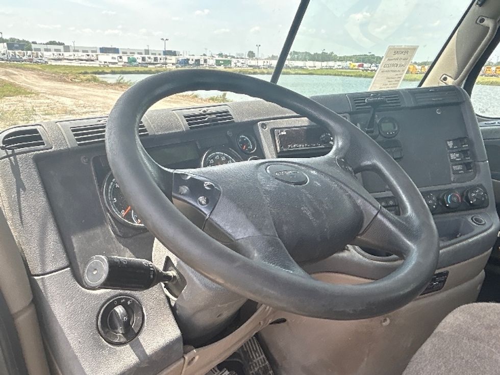 Day Cab Tractor-Heavy Duty Tractors-Freightliner-2018-Cascadia 12564ST-Sturtevant-WI-494,256\n\t\tmiles-$ 33,000 - Image 10