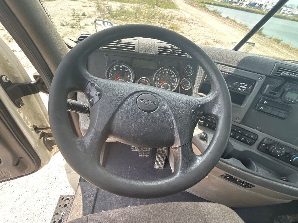 Day Cab Tractor-Heavy Duty Tractors-Freightliner-2018-Cascadia 12564ST-Sturtevant-WI-494,256\n\t\tmiles-$ 33,000 - Image 11