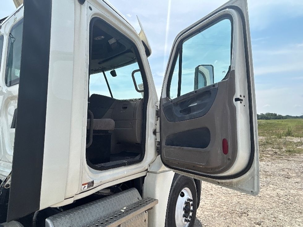 Day Cab Tractor-Heavy Duty Tractors-Freightliner-2018-Cascadia 12564ST-Sturtevant-WI-494,256\n\t\tmiles-$ 33,000 - Image 12