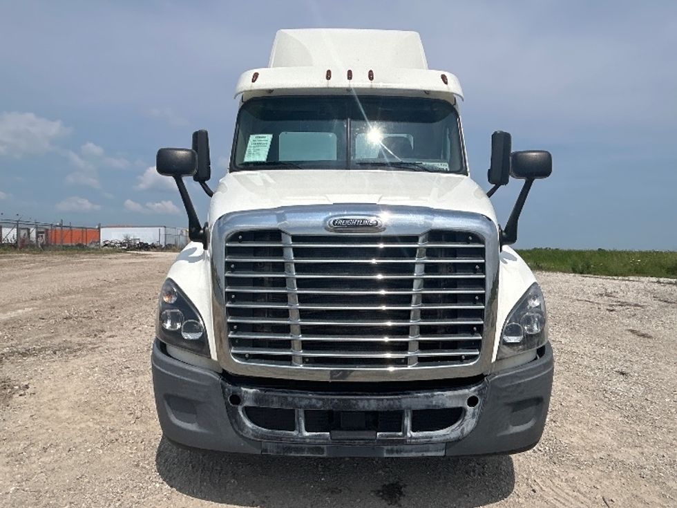 Day Cab Tractor-Heavy Duty Tractors-Freightliner-2018-Cascadia 12564ST-Sturtevant-WI-494,256\n\t\tmiles-$ 33,000 - Image 2