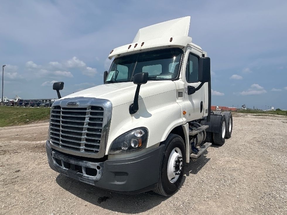 Day Cab Tractor-Heavy Duty Tractors-Freightliner-2018-Cascadia 12564ST-Sturtevant-WI-494,256\n\t\tmiles-$ 33,000 - Image 3