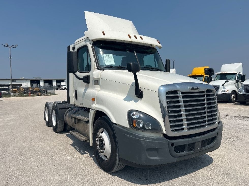 Day Cab Tractor-Heavy Duty Tractors-Freightliner-2018-Cascadia 12564ST-Sturtevant-WI-559,139\n\t\tmiles-$ 29,750 - Image 1