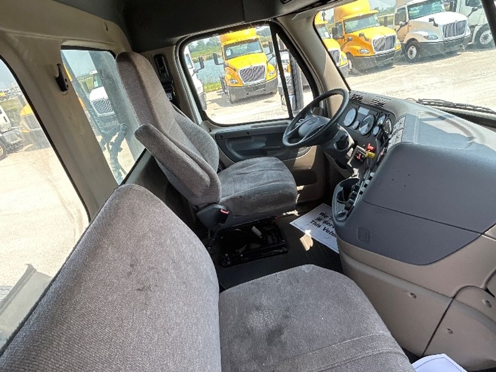 Day Cab Tractor-Heavy Duty Tractors-Freightliner-2018-Cascadia 12564ST-Sturtevant-WI-559,139\n\t\tmiles-$ 29,750 - Image 14