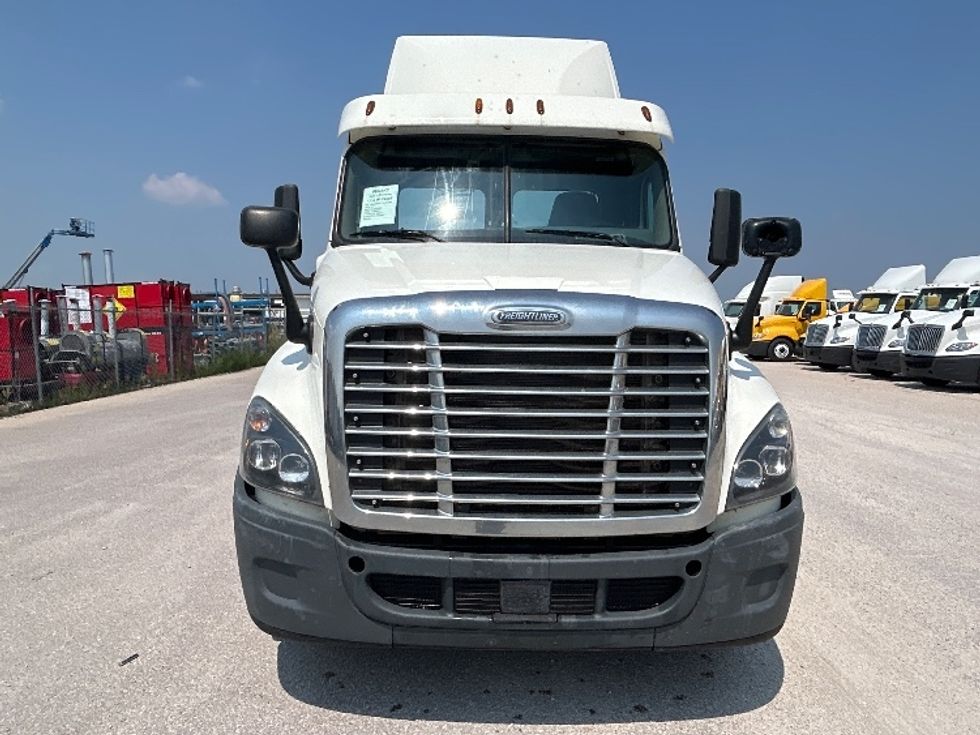 Day Cab Tractor-Heavy Duty Tractors-Freightliner-2018-Cascadia 12564ST-Sturtevant-WI-559,139\n\t\tmiles-$ 29,750 - Image 2