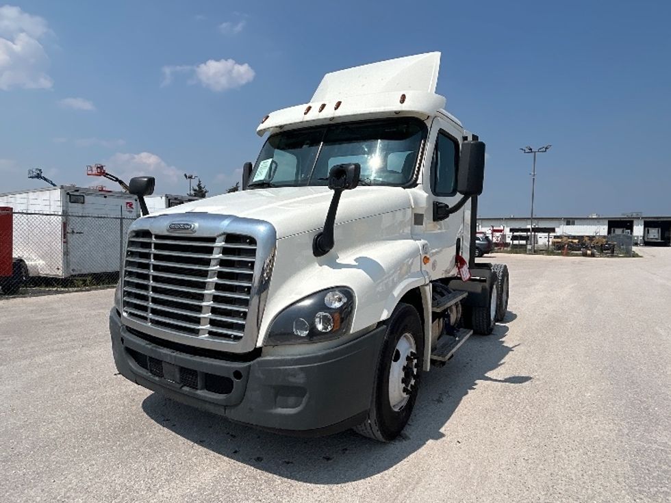 Day Cab Tractor-Heavy Duty Tractors-Freightliner-2018-Cascadia 12564ST-Sturtevant-WI-559,139\n\t\tmiles-$ 29,750 - Image 3