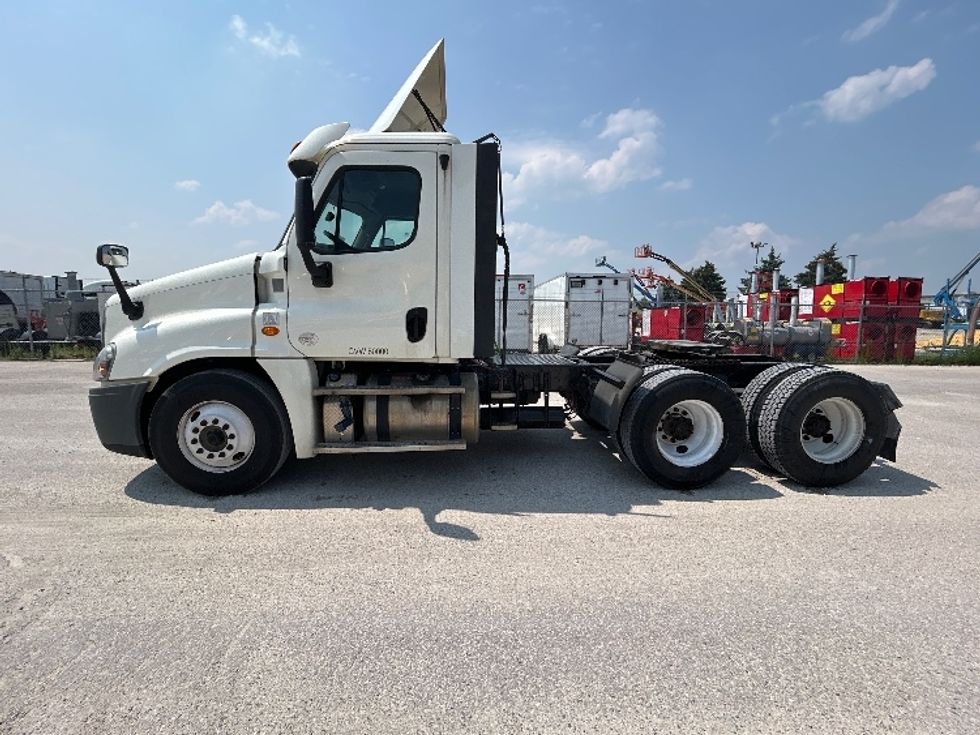 Day Cab Tractor-Heavy Duty Tractors-Freightliner-2018-Cascadia 12564ST-Sturtevant-WI-559,139\n\t\tmiles-$ 29,750 - Image 4
